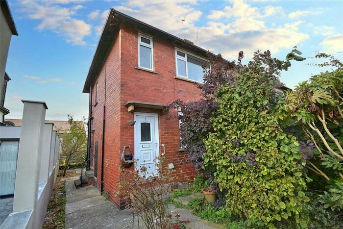 3 Bedroom End Of Terrace House To Rent In Harthill Avenue, Gildersome, Morley, Leeds, LS27