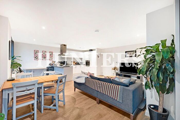 2 Bedroom Flat For Sale In Lapwing Heights, Waterside Way, N17