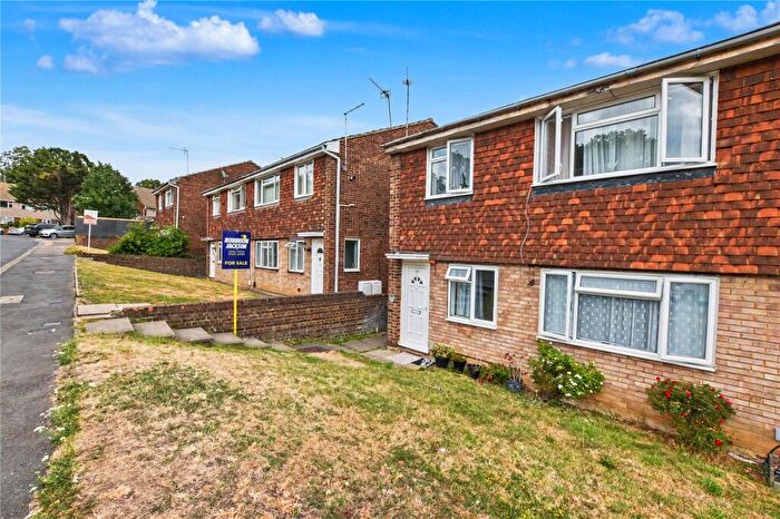 2 Bedroom Maisonette For Sale In Lea Vale, Dartford, DA1