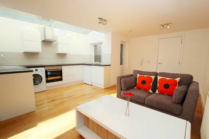 2 Bedroom Flat To Rent In Dalberg Road, London, SW2