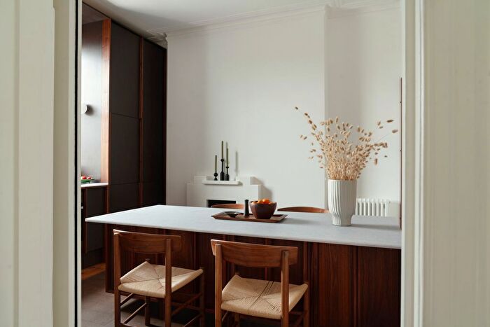 2 Bedroom Flat For Sale In Barons Court Road, London, W14