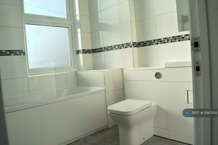 2 Bedroom Flat To Rent In London Road, Westcliff-On-Sea, SS0