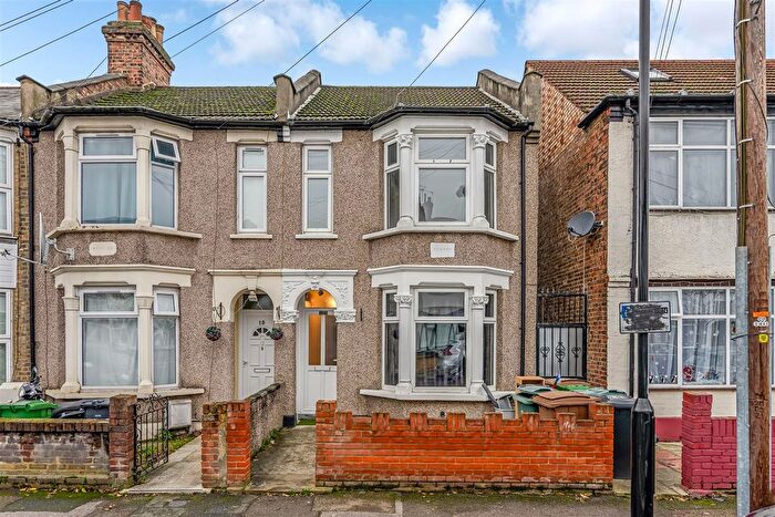 3 Bedroom Terraced House To Rent In Garner Road, Walthamstow, E17