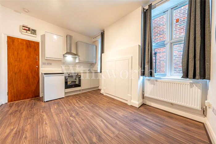 Apartment To Rent In Hoop Lane, London, NW11