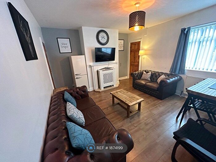 4 Bedroom Semi-Detached House To Rent In Cross Flatts Grove, Leeds, LS11