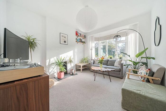 2 Bedroom Flat For Sale In Chinbrook Road, Grove Park, London, SE12