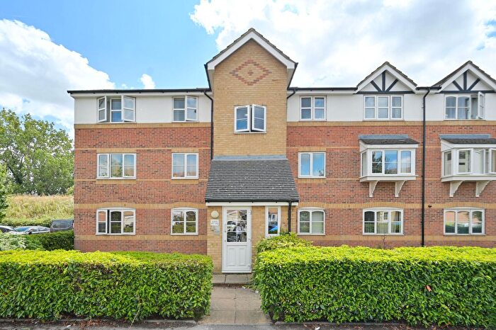 1 Bedroom Flat To Rent In Donald Woods Gardens, Surbiton, KT5