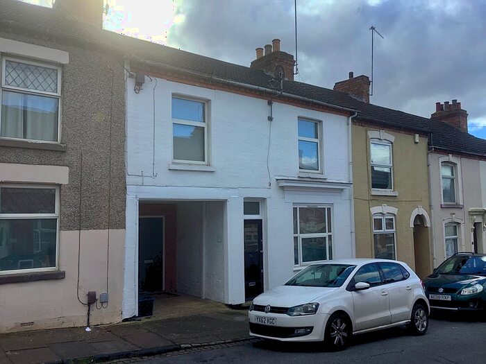 2 Bedroom Flat To Rent In Salisbury Street, Semilong, Northampton, NN2