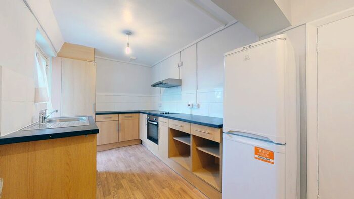 2 Bedroom Flat To Rent In Wendover Court, Western Avenue, London, W3