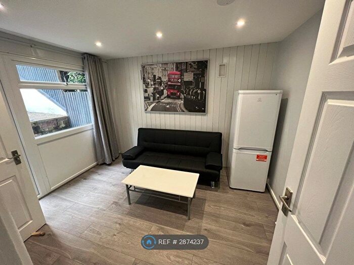 5 Bedroom Semi Detached House To Rent In Pomfret Avenue, Luton, LU2