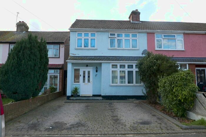 3 Bedroom Town House To Rent In Richards Avenue, Romford, RM7