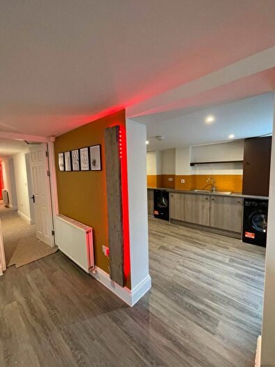 6 Bedroom Flat To Rent In Wilmslow Road, Manchester, M14