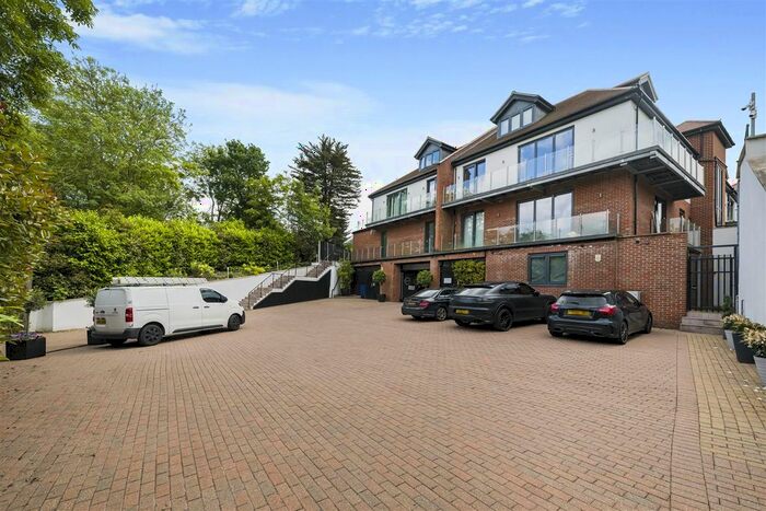 3 Bedroom Flat To Rent In Eden Lodges, Chigwell, IG7
