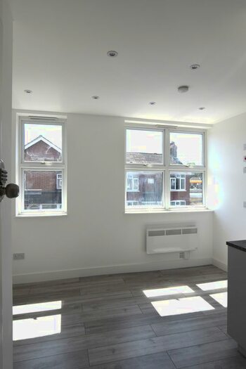 Studio To Rent In Park Avenue, Egham, TW20