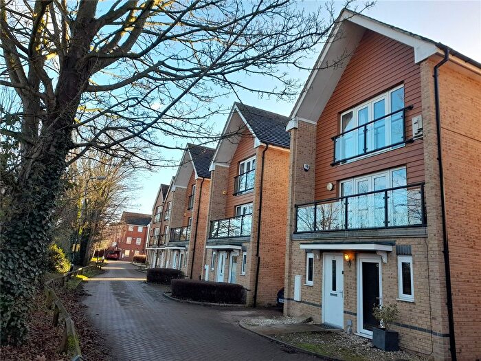 4 Bedroom Link Detached House To Rent In Edgeworth Close, Slough, Berkshire, SL3