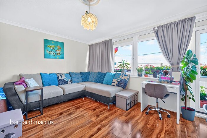 3 Bedroom Flat For Sale In Mursell Estate, London, SW8