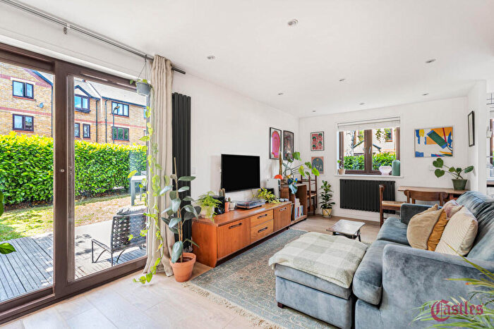 1 Bedroom House For Sale In Riverside Close, London, E5