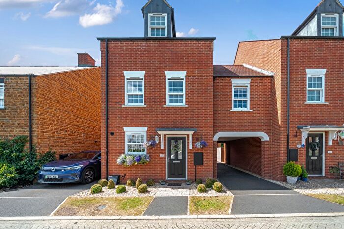 4 Bedroom Link Detached House For Sale In Flux Drive, Deddington, OX15