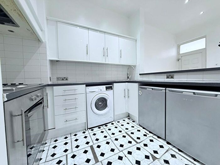 2 Bedroom Property To Rent In Elm Avenue, Nottingham, NG3