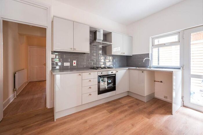 2 Bedroom Flat To Rent In Caldecot Road, Denmark Hill, London, SE5