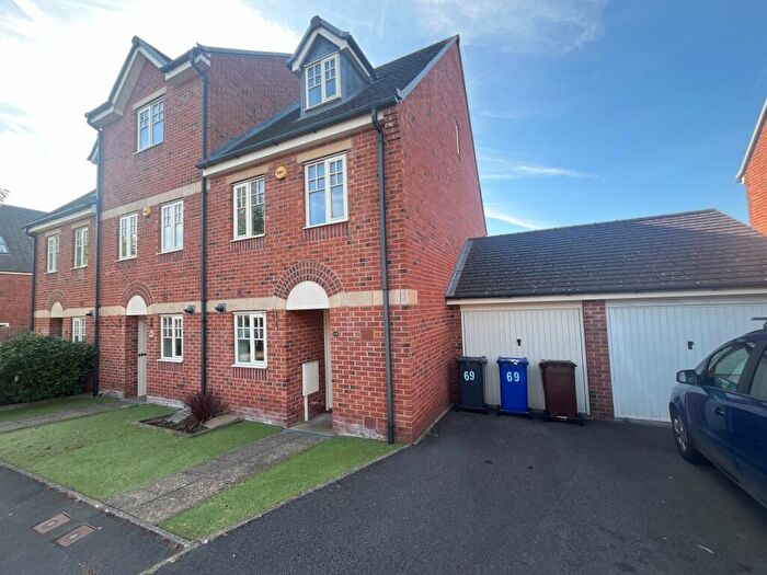 3 Bedroom Town House For Sale In Caroline Court, Burton-on-Trent, DE14