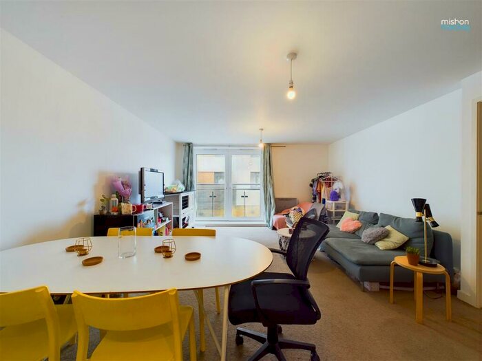 3 Bedroom Flat To Rent In Kingscote Way, Brighton, BN1