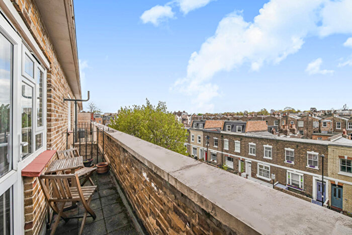 2 Bedroom Apartment For Sale In Monsell Road, London, N4