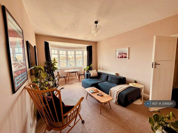 2 Bedroom Flat To Rent In Granville Court, London, N4
