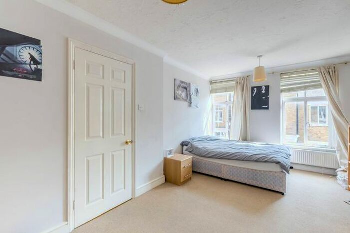 2 Bedroom Flat To Rent In Hillgate Place, Balham, London, SW12