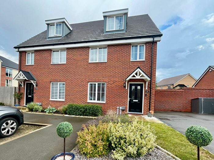 4 Bedroom Semi-Detached House For Sale In Moonflower Place, Biggleswade, SG18