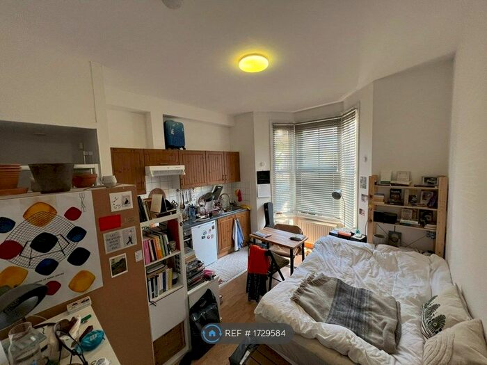 Studio To Rent In Crayford Road, London, N7