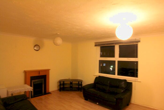 2 Bedroom Flat To Rent In Pickfords Gardens, Slough, Slough, SL1