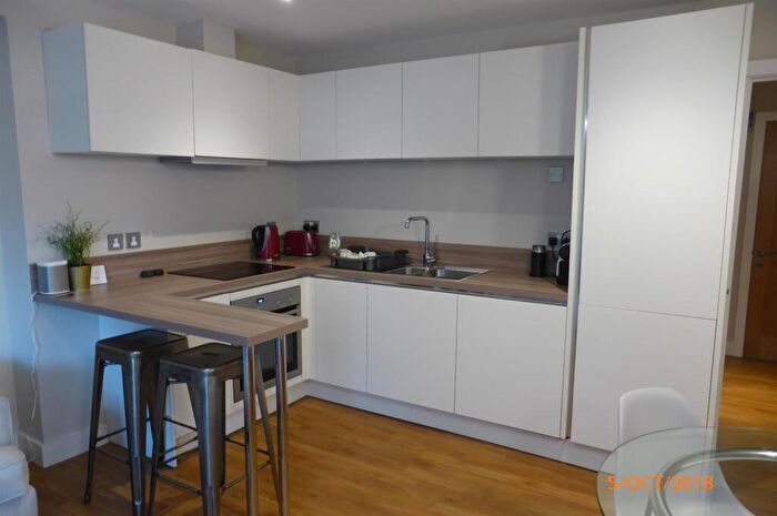 2 Bedroom Flat To Rent In West Court, Doran Drive, Redhill, RH1