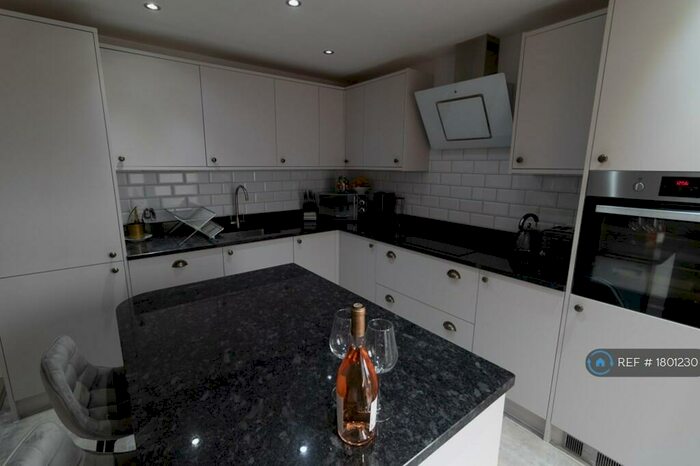 2 Bedroom Flat To Rent In Maple House, Shenfield, Brentwood, CM15