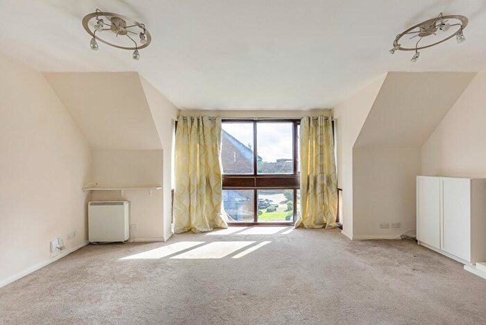 2 Bedroom Apartment To Rent In Wyllyotts Close, Potters Bar, EN6