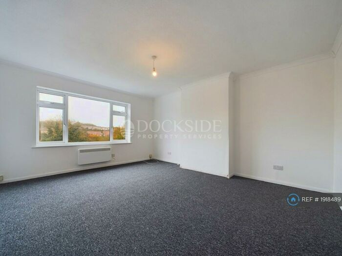 2 Bedroom Flat To Rent In Wetheral Drive, Chatham, ME5