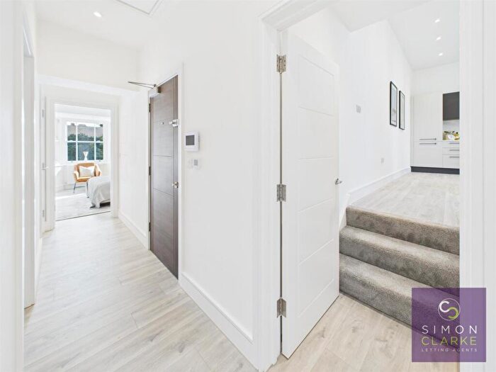2 Bedroom Apartment To Rent In Woodside Avenue, London, N12