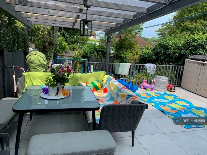 3 Bedroom Flat To Rent In Methuen Park, London, N10