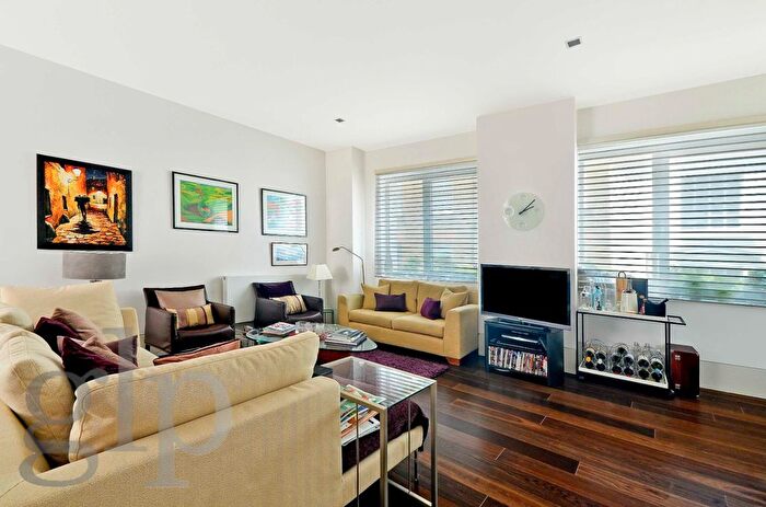 2 Bedroom Flat To Rent In Slingsby Place, London, Greater London, Covent Garden, WC2E