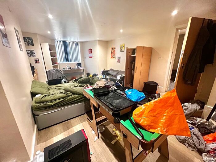 4 Bedroom Flat To Rent In North Grange Mount, Hyde Park, Leeds, LS6