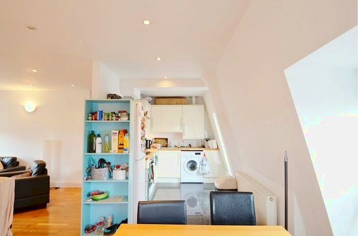 3 Bedroom Flat To Rent In Victory Road Mews, London, SW19
