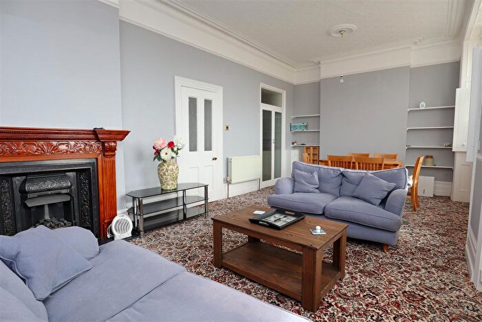 2 Bedroom Flat For Sale In Marina, Bexhill-On-Sea, TN40