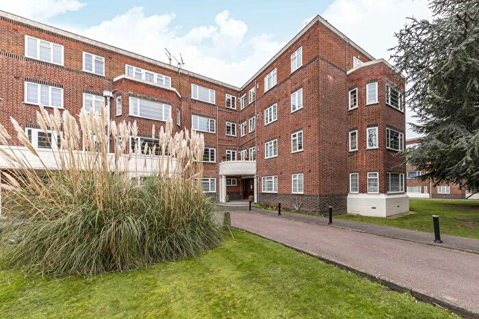 2 Bedroom Flat To Rent In Sheen Court, Richmond, TW10