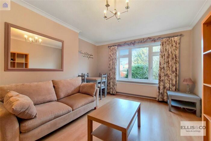 2 Bedroom Maisonette To Rent In The Vale, London, N14