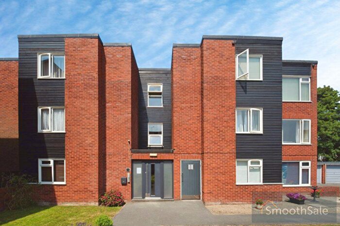 2 Bedroom Flat For Sale In Blackmoor Court, Leeds, LS17