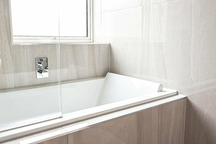 2 Bedroom Apartment To Rent In Broadway, Leigh-on-Sea, Essex, SS9