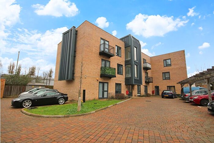 2 Bedroom Flat For Sale In Woodthorpe Road, Ashford, TW15