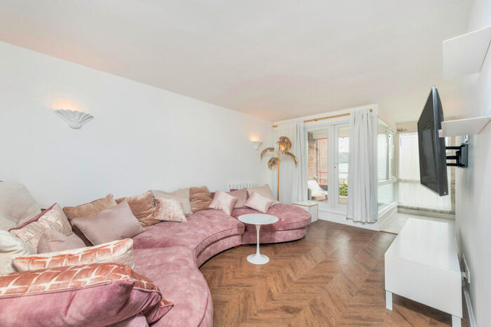 2 Bedroom Flat To Rent In Avenue Court, Farm Avenue, NW2