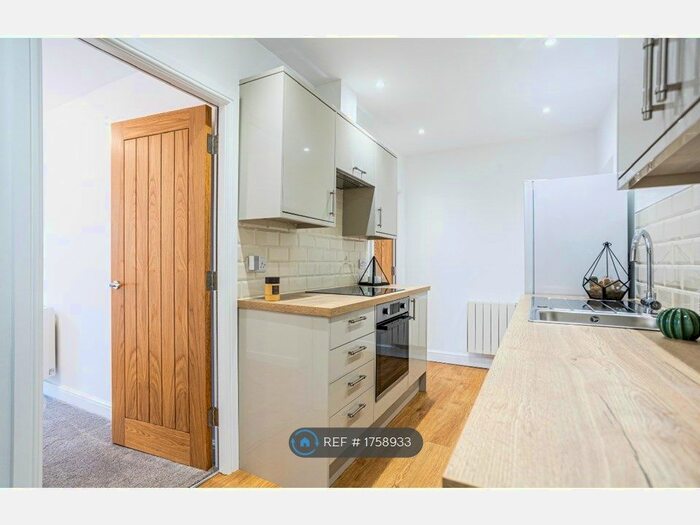 2 Bedroom Flat To Rent In Station Lane, Featherstone, Pontefract, WF7