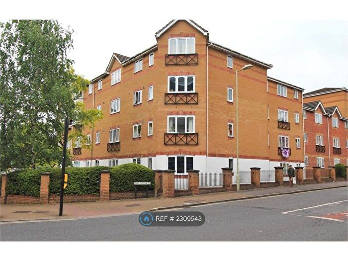 2 Bedroom Flat To Rent In Ascot Court, Aldershot, GU11
